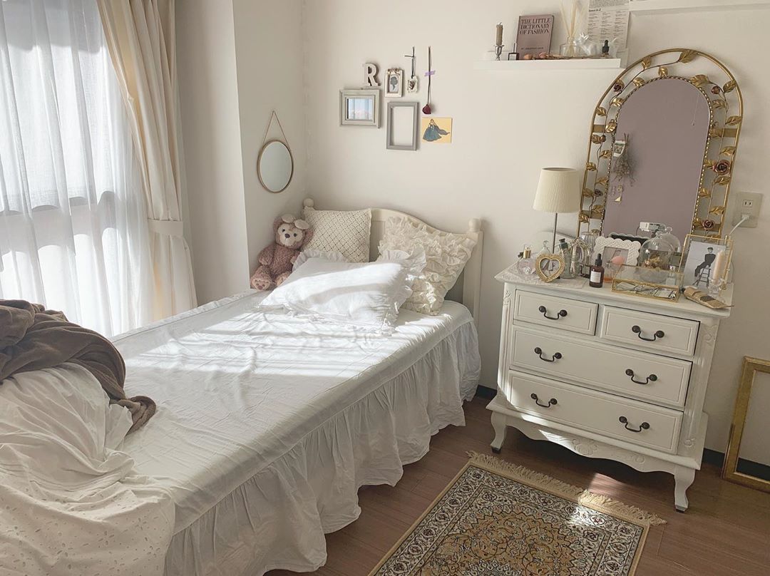 【フレンチガーリー】ベッド周りを優しい雰囲気にした、実家暮らしのお部屋紹介